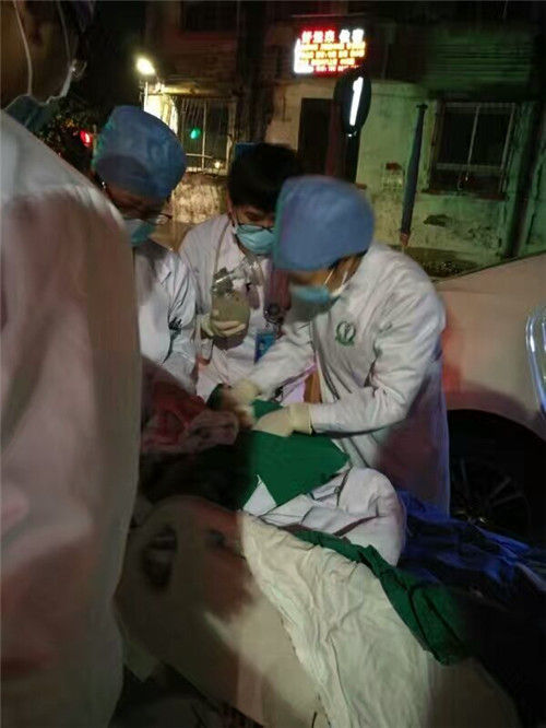 無影燈，黃光手電筒