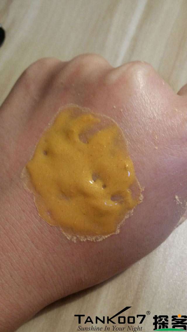 客戶買了紫光手電驗(yàn)熒光劑，先拿面膜大姨媽巾開刀 