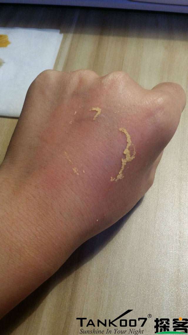 客戶買了紫光手電驗(yàn)熒光劑，先拿面膜大姨媽巾開刀 