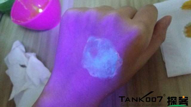客戶買了紫光手電驗(yàn)熒光劑，先拿面膜大姨媽巾開刀 