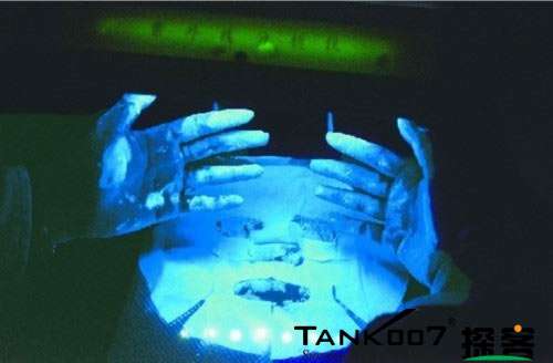 客戶買了紫光手電驗(yàn)熒光劑，先拿面膜大姨媽巾開刀 