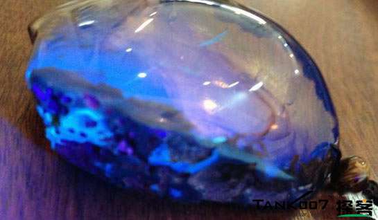 網(wǎng)上用紫光手電鑒定琥珀的帖子這么多，哪個(gè)是真假？