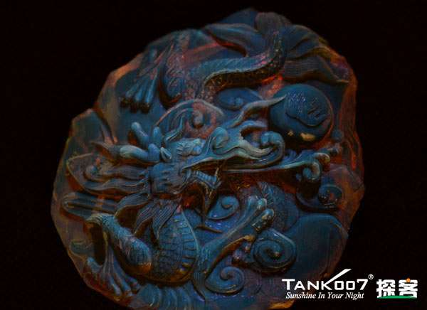 網(wǎng)上用紫光手電鑒定琥珀的帖子這么多，哪個(gè)是真假？