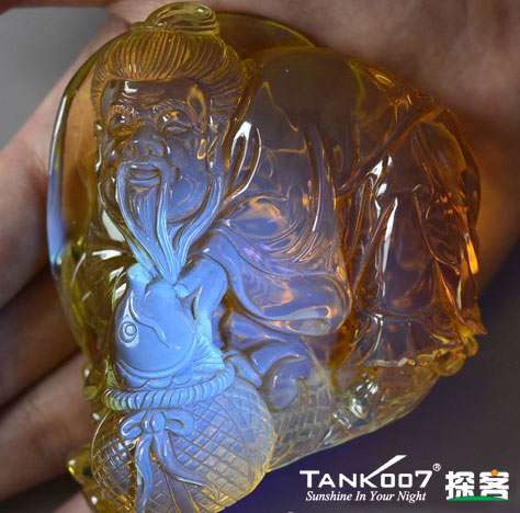 網(wǎng)上用紫光手電鑒定琥珀的帖子這么多，哪個(gè)是真假？