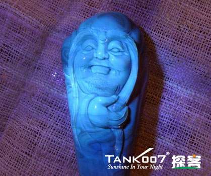 網(wǎng)上用紫光手電鑒定琥珀的帖子這么多，哪個(gè)是真假？