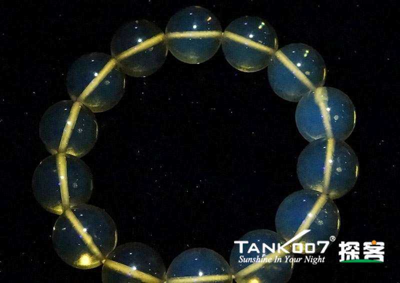 網(wǎng)上用紫光手電鑒定琥珀的帖子這么多，哪個(gè)是真假？