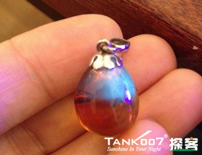 網(wǎng)上用紫光手電鑒定琥珀的帖子這么多，哪個(gè)是真假？