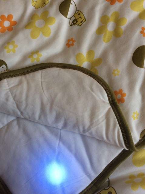  寶媽買了紫光手電，衣服上好多熒光劑，看的心慌害怕