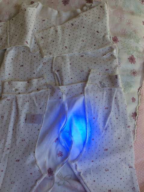  寶媽買了紫光手電，衣服上好多熒光劑，看的心慌害怕