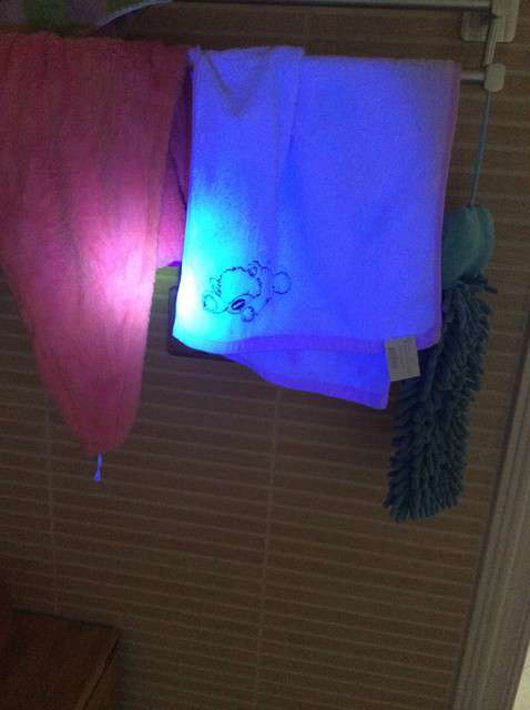  寶媽買了紫光手電，衣服上好多熒光劑，看的心慌害怕